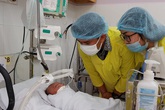 Bé trai bị bỏ rơi ở sân chùa: Người mẹ bật khóc khi được nhận lại con Bé trai bị bỏ rơi ở sân chùa: Người mẹ bật khóc khi được nhận lại con