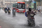 Người dân TP.HCM ngã nhào trong mưa Người dân TP.HCM ngã nhào trong mưa