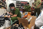 TP.HCM: Hàng nghìn hung khí nguy hiểm được bán “chui” dưới vỏ bọc ngụy trang shop túi xách TP.HCM: Hàng nghìn hung khí nguy hiểm được bán “chui” dưới vỏ bọc ngụy trang shop túi xách