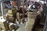 Công an điều tra vụ việc gã đàn ông dùng gậy dài 1m đánh phụ nữ dã man như kẻ thù Công an điều tra vụ việc gã đàn ông dùng gậy dài 1m đánh phụ nữ dã man như kẻ thù