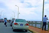 Sẽ xử lý 4 xe biển xanh dừng giữa cầu Nhật Lệ để... chụp ảnh Sẽ xử lý 4 xe biển xanh dừng giữa cầu Nhật Lệ để... chụp ảnh