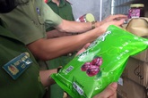 Hà Nội: Gần 10 tấn nguyên liệu làm trà sữa trong kho hàng xập xệ, ẩm ướt Hà Nội: Gần 10 tấn nguyên liệu làm trà sữa trong kho hàng xập xệ, ẩm ướt