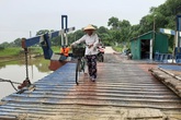 Gần 800 người dân “run rẩy” đi qua cầu phao mỗi khi vào mùa mưa bão Gần 800 người dân “run rẩy” đi qua cầu phao mỗi khi vào mùa mưa bão