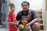 2 đứa trẻ bị mẹ bỏ rơi dưới chân cầu 3 năm trước và chuyện của đội lân đường phố ở Sài Gòn 2 đứa trẻ bị mẹ bỏ rơi dưới chân cầu 3 năm trước và chuyện của đội lân đường phố ở Sài Gòn