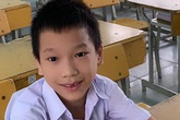 Bé Lù Văn Chiến 7 năm đi bằng đầu gối giờ vui vẻ chống nạng dự lễ khai giảng năm học mới ở Kon Tum Bé Lù Văn Chiến 7 năm đi bằng đầu gối giờ vui vẻ chống nạng dự lễ khai giảng năm học mới ở Kon Tum