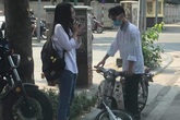 Sự cố ngày khai giảng khiến 2 học sinh đứng ngẩn giữa đường, ai nấy nhìn vào bánh xe cũng sửng sốt Sự cố ngày khai giảng khiến 2 học sinh đứng ngẩn giữa đường, ai nấy nhìn vào bánh xe cũng sửng sốt