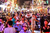 Phố đi bộ Bùi Viện chật kín khách ngày đầu hoạt động trở lại Phố đi bộ Bùi Viện chật kín khách ngày đầu hoạt động trở lại
