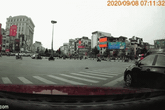 Húc trúng 2 người đi xe máy đang dừng đèn đỏ, nữ tài xế bước xuống hoang mang nhìn hiện trường Húc trúng 2 người đi xe máy đang dừng đèn đỏ, nữ tài xế bước xuống hoang mang nhìn hiện trường