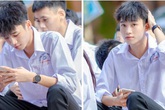Về thăm trường cấp 3 ngày khai giảng, nam sinh 2K1 gây sốt vì đẹp trai lai láng, biểu cảm siêu cấp dễ thương Về thăm trường cấp 3 ngày khai giảng, nam sinh 2K1 gây sốt vì đẹp trai lai láng, biểu cảm siêu cấp dễ thương