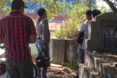 Cãi vã với vợ, chồng ra nghĩa trang treo cổ trên cây táo Cãi vã với vợ, chồng ra nghĩa trang treo cổ trên cây táo