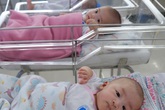 Xót xa cảnh 3 bé gái sinh xong gia đình không đón về, phải chuyển vào viện mồ côi ngày cuối năm Xót xa cảnh 3 bé gái sinh xong gia đình không đón về, phải chuyển vào viện mồ côi ngày cuối năm