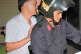 Người đàn ông vừa châm pháo bị cảnh sát bắt quả tang Người đàn ông vừa châm pháo bị cảnh sát bắt quả tang