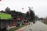 Đi xe máy chạy tốc độ cao, 2 thanh niên đâm bay gương ô tô rồi phi xuống cống bên đường Đi xe máy chạy tốc độ cao, 2 thanh niên đâm bay gương ô tô rồi phi xuống cống bên đường