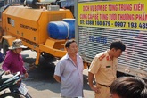 Hiện trường nữ sinh tử vong dưới gầm xe tải, người thân khóc ngất Hiện trường nữ sinh tử vong dưới gầm xe tải, người thân khóc ngất
