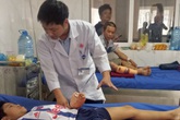 Bé trai 12 tuổi dập nát bàn tay vì chơi điện thoại trong khi sạc pin Bé trai 12 tuổi dập nát bàn tay vì chơi điện thoại trong khi sạc pin