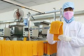 Người 'se duyên' dưa hấu với bún Người 'se duyên' dưa hấu với bún
