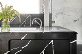 Đừng phân vân khi chọn đá cẩm thạch cho phòng tắm gia đình bởi chúng có bề mặt ngày càng sáng bóng theo thời gian Đừng phân vân khi chọn đá cẩm thạch cho phòng tắm gia đình bởi chúng có bề mặt ngày càng sáng bóng theo thời gian