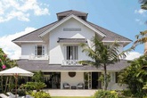 Biệt thự 2 tầng lợp ngói mang đậm phong cách nhiệt đới Biệt thự 2 tầng lợp ngói mang đậm phong cách nhiệt đới