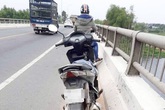 Bi hài thanh niên bỏ xe giữa cầu rồi đi nhậu, "báo hại" nhiều người lặn tìm vì tưởng tự tử Bi hài thanh niên bỏ xe giữa cầu rồi đi nhậu, "báo hại" nhiều người lặn tìm vì tưởng tự tử