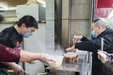 Dịch bệnh hạ nhiệt, người Trung Quốc mua sắm và di chuyển trở lại Dịch bệnh hạ nhiệt, người Trung Quốc mua sắm và di chuyển trở lại