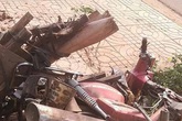 Nữ tài xế xe máy tử nạn khi bị xe 16 chỗ hất văng Nữ tài xế xe máy tử nạn khi bị xe 16 chỗ hất văng