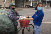 Hình ảnh đẹp tại điểm phát cơm miễn phí ở Đà Nẵng: "Cô chỉ nhận áo mưa, còn cơm cô nhường người khác cần hơn. Nhà cô nấu cơm rồi con...” Hình ảnh đẹp tại điểm phát cơm miễn phí ở Đà Nẵng: "Cô chỉ nhận áo mưa, còn cơm cô nhường người khác cần hơn. Nhà cô nấu cơm rồi con...”