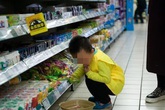 Con trai bóp nát mì trong siêu thị, khi yêu cầu bồi thường thì người mẹ lại đưa ra lý do không chấp nhận được Con trai bóp nát mì trong siêu thị, khi yêu cầu bồi thường thì người mẹ lại đưa ra lý do không chấp nhận được
