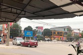 Nữ tài xế đã đi sai còn không nhường đường, cố "thi gan" livestream giữa ngã tư, hành động của người chồng sau đó còn gây phẫn nộ hơn Nữ tài xế đã đi sai còn không nhường đường, cố "thi gan" livestream giữa ngã tư, hành động của người chồng sau đó còn gây phẫn nộ hơn