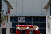 Phát hiện chị gái còn sống sau khi mai táng nhầm Phát hiện chị gái còn sống sau khi mai táng nhầm