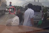 Cãi vã trên đường, tài xế xe khách cầm dao chém liên tiếp lái xe taxi Cãi vã trên đường, tài xế xe khách cầm dao chém liên tiếp lái xe taxi