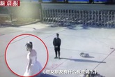 Đang chụp ảnh cưới, chú rể nghe tiếng động rồi quay lưng chạy đi, cô dâu dù biết lý do nhưng vẫn không khỏi ngơ ngác Đang chụp ảnh cưới, chú rể nghe tiếng động rồi quay lưng chạy đi, cô dâu dù biết lý do nhưng vẫn không khỏi ngơ ngác