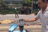 Hà Nội: Va chạm với xe tải, hai mẹ con bán xôi bị tông tử vong tại chỗ Hà Nội: Va chạm với xe tải, hai mẹ con bán xôi bị tông tử vong tại chỗ
