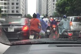 Tắc đường kinh hoàng ở Hà Nội nhìn từ trên cao, người dân vật vã đội mưa đi học, đi làm Tắc đường kinh hoàng ở Hà Nội nhìn từ trên cao, người dân vật vã đội mưa đi học, đi làm