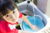 Muốn trẻ tự lập, cha mẹ nhất định đừng quên thực hiện 4 bước "lười biếng" sau Muốn trẻ tự lập, cha mẹ nhất định đừng quên thực hiện 4 bước "lười biếng" sau