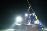 1 học sinh bị ngã xuống sông 7 em còn lại nhảy xuống giúp nhưng không thành 1 học sinh bị ngã xuống sông 7 em còn lại nhảy xuống giúp nhưng không thành