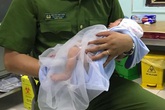 Hà Nội: Bé trai sơ sinh bị mẹ bỏ rơi ngoài cánh đồng trong đêm tối được công an chăm sóc Hà Nội: Bé trai sơ sinh bị mẹ bỏ rơi ngoài cánh đồng trong đêm tối được công an chăm sóc