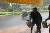 Phẫn nộ nhóm thanh niên tạt nước vào người đi đường làm trò vui Phẫn nộ nhóm thanh niên tạt nước vào người đi đường làm trò vui