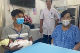 Chồng nghẹn ngào chứng kiến vợ băng huyết, ngưng tim khi sinh con được hàng chục bác sĩ giành giật lại từ tay tử thần Chồng nghẹn ngào chứng kiến vợ băng huyết, ngưng tim khi sinh con được hàng chục bác sĩ giành giật lại từ tay tử thần