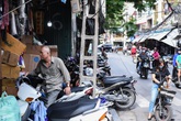 Hà Nội: Khốn khổ như dân phố cổ, muốn đi bộ cũng không yên vì vỉa hè bị "chiếm" từ bao giờ không ai nhớ nữa Hà Nội: Khốn khổ như dân phố cổ, muốn đi bộ cũng không yên vì vỉa hè bị "chiếm" từ bao giờ không ai nhớ nữa
