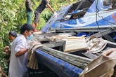 Hiện trường vụ xe khách rơi xuống vực làm 5 người tử vong Hiện trường vụ xe khách rơi xuống vực làm 5 người tử vong
