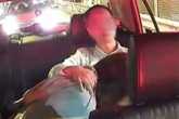 Cặp đôi thản nhiên thể hiện màn yêu đương “nóng mắt” trên taxi khiến MXH dậy sóng, thân thế của cả 2 được “khui ra” đầy bất ngờ và cái kết “đắng chát” Cặp đôi thản nhiên thể hiện màn yêu đương “nóng mắt” trên taxi khiến MXH dậy sóng, thân thế của cả 2 được “khui ra” đầy bất ngờ và cái kết “đắng chát”
