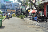 TP.HCM: Xe rác mất lái, tài xế gào thét “mọi người tránh ra” rồi tông gãy cây xanh mới dừng lại TP.HCM: Xe rác mất lái, tài xế gào thét “mọi người tránh ra” rồi tông gãy cây xanh mới dừng lại