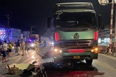 Xe đầu kéo "ủn" xe máy trên đường, 2 người thương vong Xe đầu kéo "ủn" xe máy trên đường, 2 người thương vong