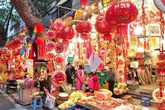 Phụ kiện trang trí Tết đa dạng, người tiêu dùng thỏa sức lựa chọn Phụ kiện trang trí Tết đa dạng, người tiêu dùng thỏa sức lựa chọn