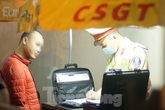 Vi phạm nồng độ cồn ở mức "khủng", người đàn ông ngậm ngùi... bắt taxi về Vi phạm nồng độ cồn ở mức "khủng", người đàn ông ngậm ngùi... bắt taxi về