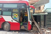 Bị xe khách tông trúng khi đang... nấu ăn trong nhà Bị xe khách tông trúng khi đang... nấu ăn trong nhà