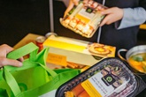 Con gái sang chảnh, mua tôm hùm, nho Mỹ ship thẳng về quê cho mẹ Con gái sang chảnh, mua tôm hùm, nho Mỹ ship thẳng về quê cho mẹ