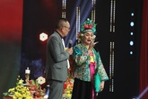 Xuân Hinh khóc kể ký ức mẹ vất vả gánh bèo nuôi mình ăn học Xuân Hinh khóc kể ký ức mẹ vất vả gánh bèo nuôi mình ăn học