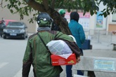 Trường Tiểu học Xuân Phương ngày đầu trở thành nơi cách ly tập trung, phụ huynh hối hả "tiếp tế" nhu yếu phẩm cho con Trường Tiểu học Xuân Phương ngày đầu trở thành nơi cách ly tập trung, phụ huynh hối hả "tiếp tế" nhu yếu phẩm cho con