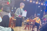 Xôn xao hình ảnh cô gái trẻ cầm biển xin tiền ở Phú Yên khiến dân mạng hoài nghi: Mắc bệnh thật hay đi xin để sắm thêm vàng? Xôn xao hình ảnh cô gái trẻ cầm biển xin tiền ở Phú Yên khiến dân mạng hoài nghi: Mắc bệnh thật hay đi xin để sắm thêm vàng?